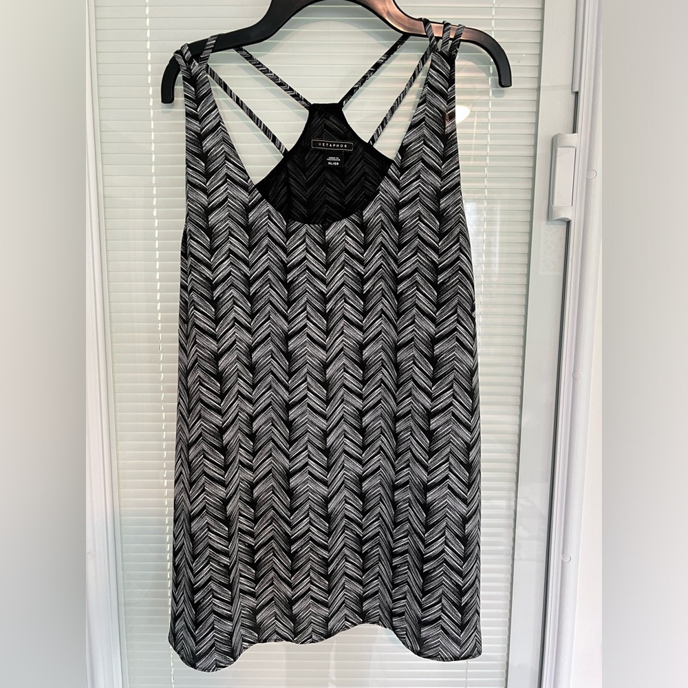 Metaphor Size XL white and black tank